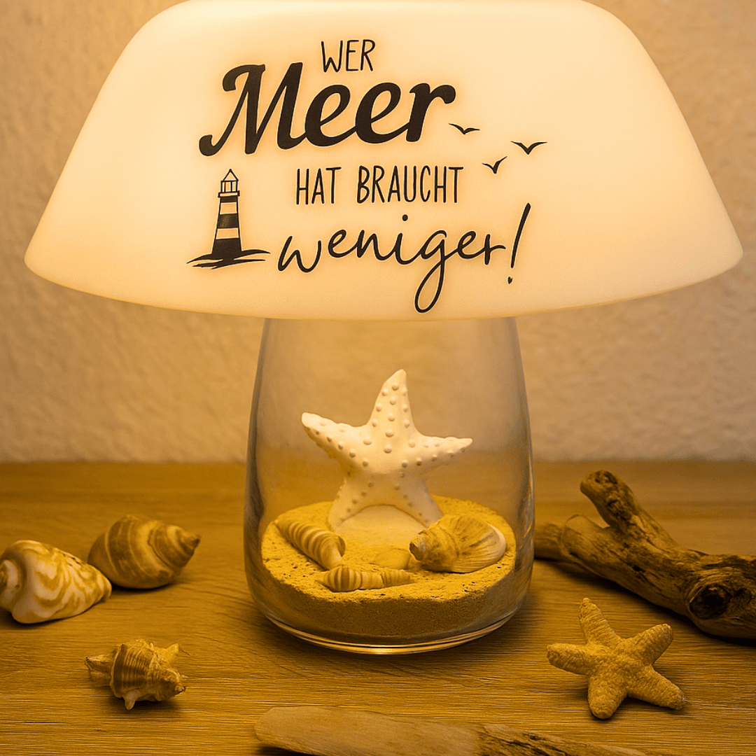 Tischlampe Wer Meer hat braucht weniger – Handgefertigte Lampe aus Glas und Keramik mit maritimer Deko - Zauberwerk