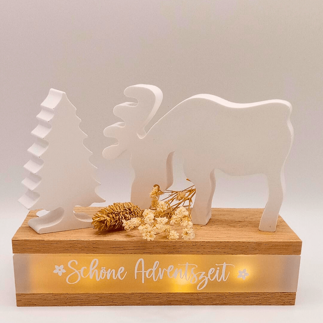 Leuchtdeko „Schöne Adventszeit“ mit Elch und Tannenbaum | Handgefertigte Winterdeko aus Holz und Keraflott - Zauberwerk