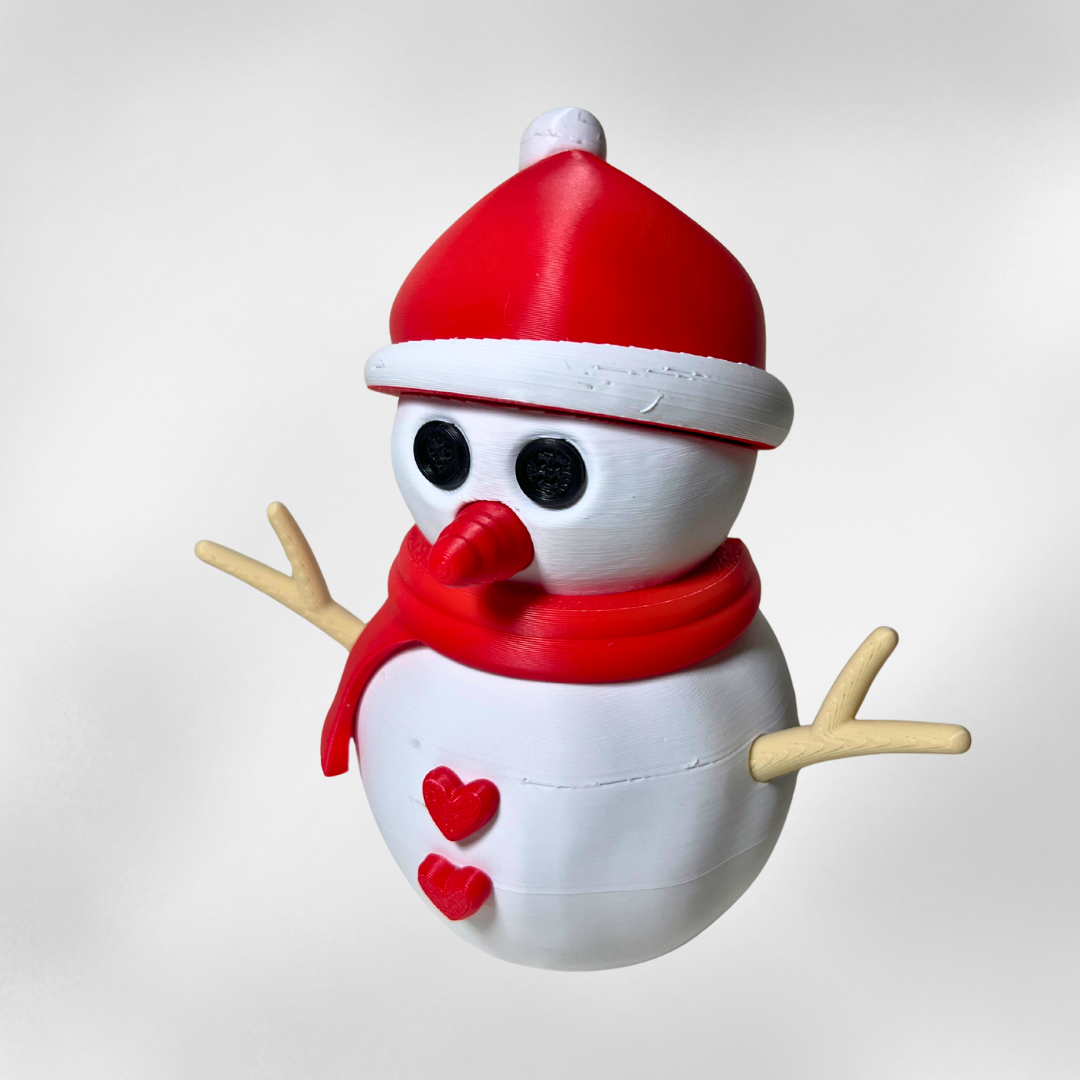 Detailaufnahme des 3D-gedruckten Schneemanns mit Herzknöpfen aus PLA, gefertigt im Zauberwerk in Mittelhessen