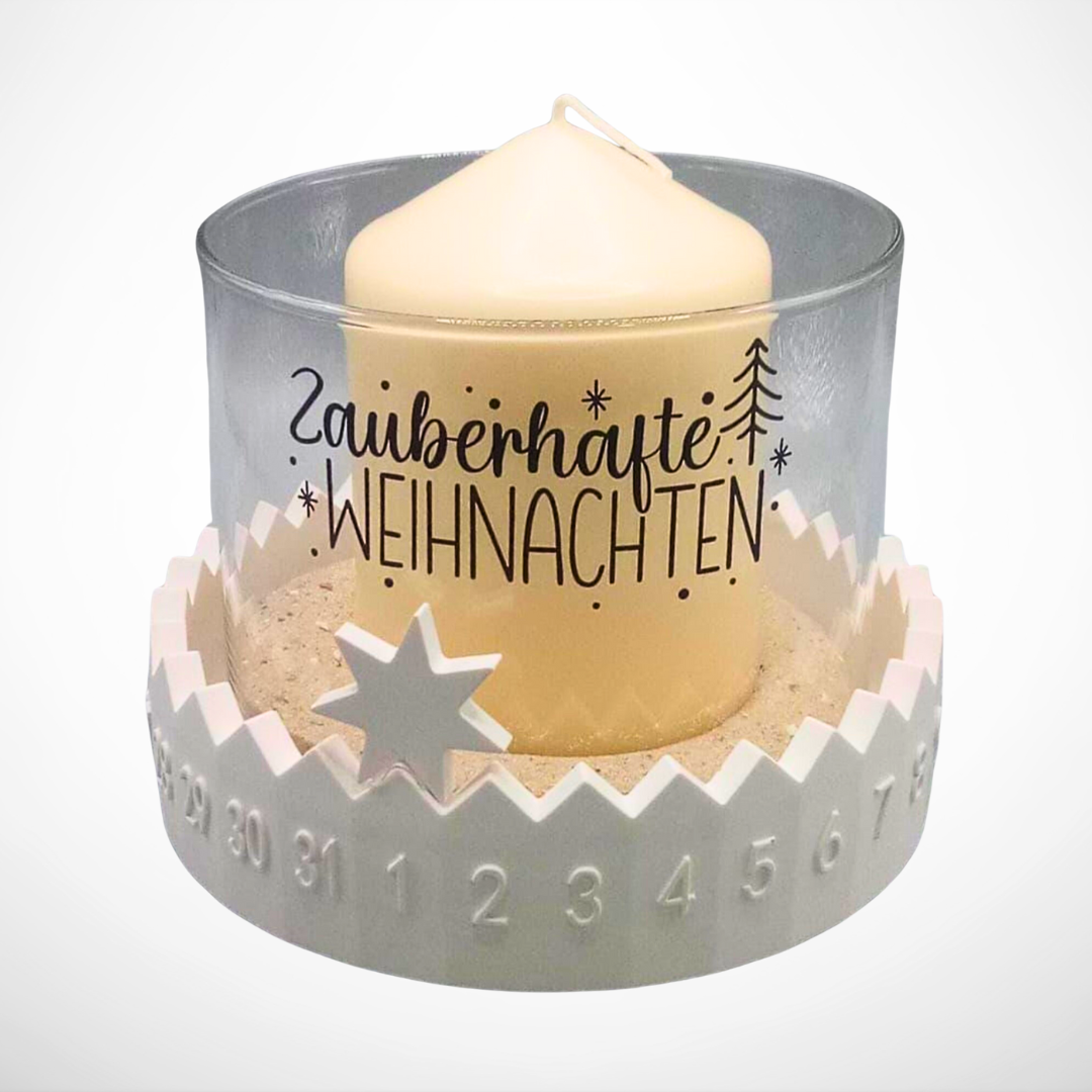 Edler Glas-Kerzenhalter aus Keraflott in weihnachtlicher Umgebung mit Tannenzweigen und Lichterkette – nachhaltige Handarbeit aus Mittelhessen.