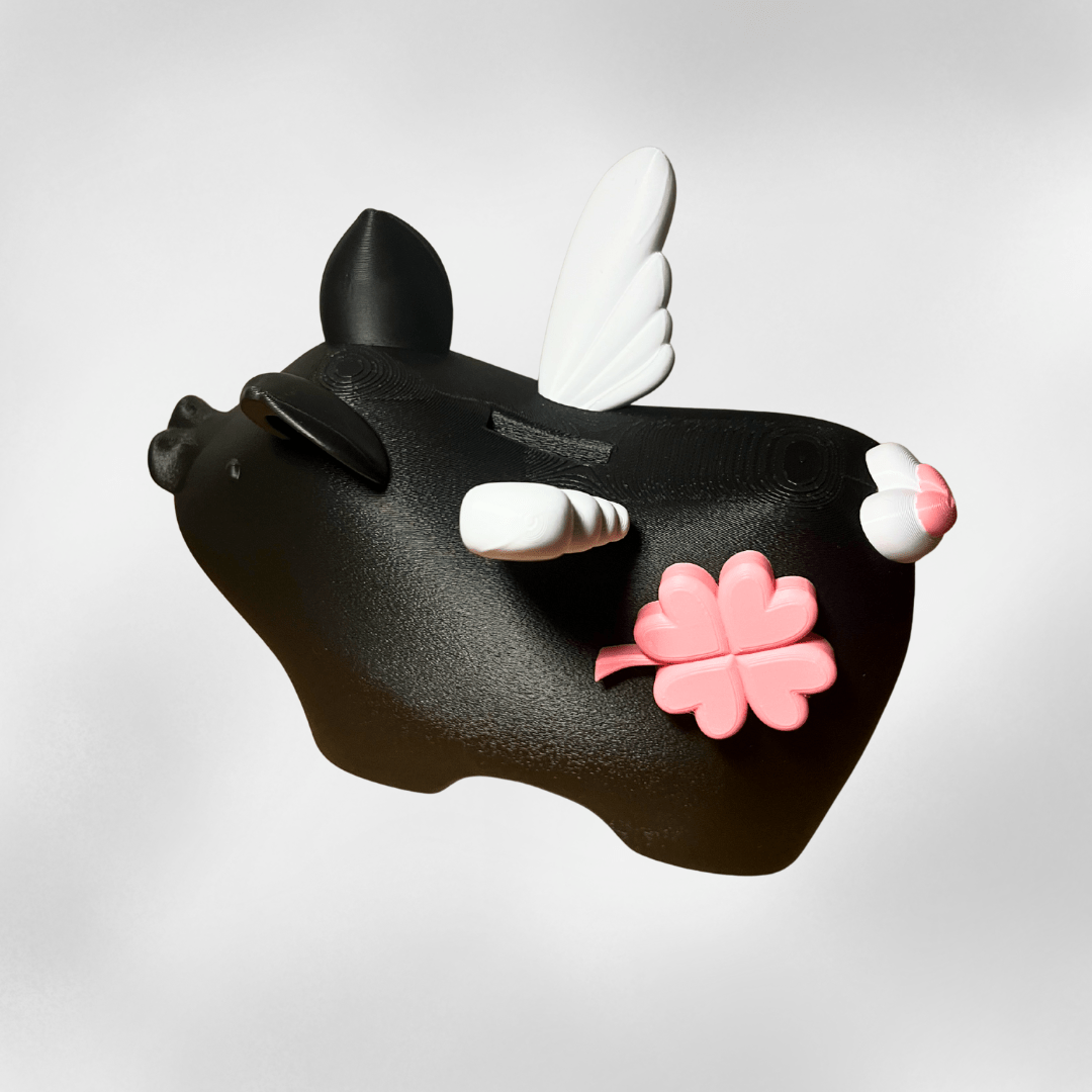Glücksschwein „Mathilde“ in Black Edition – stilvolle, handgemachte 3D-Deko von Zauberwerk, gezeigt in einer warmen, natürlichen Wohnszene.
