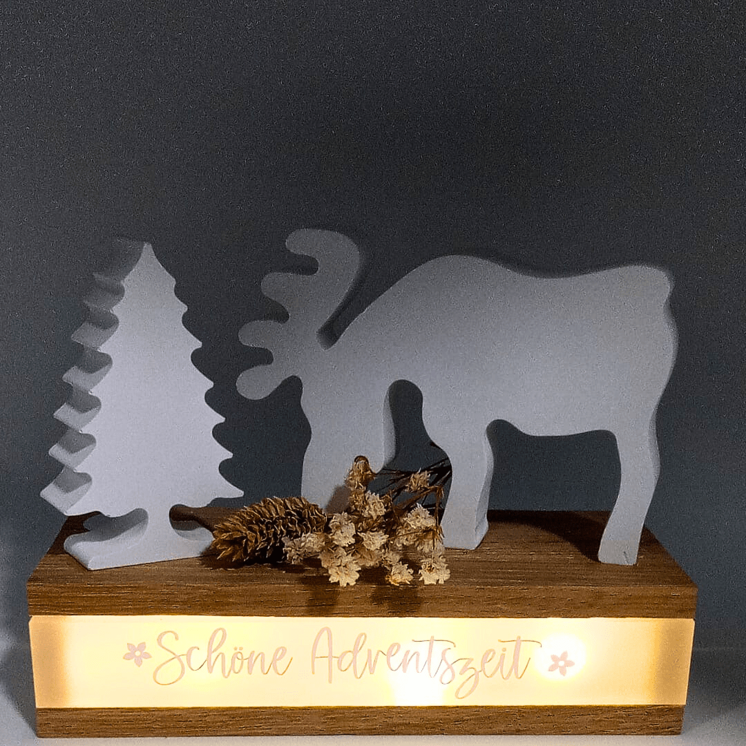Leuchtdeko „Schöne Adventszeit“ mit Elch und Tannenbaum | Handgefertigte Winterdeko aus Holz und Keraflott - Zauberwerk