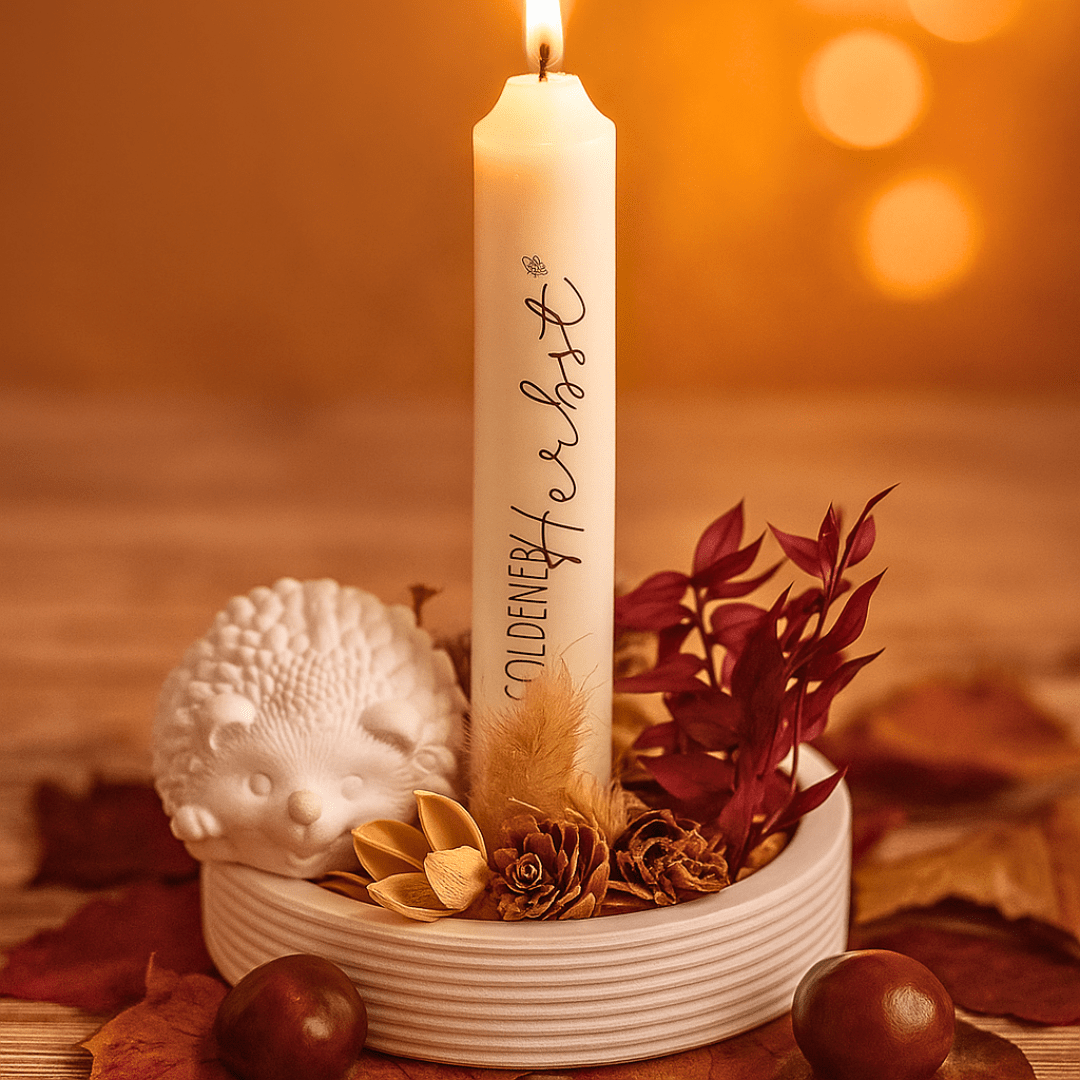 Herbstliche Deko mit Kerze „Goldener Herbst“ und Igel - Zauberwerk