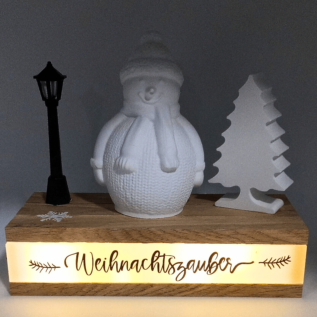 Leuchtdeko Weihnachtszauber mit Schneemann, Baum und Laterne | Handgemachte Winterdeko aus Holz und Keraflott - Zauberwerk
