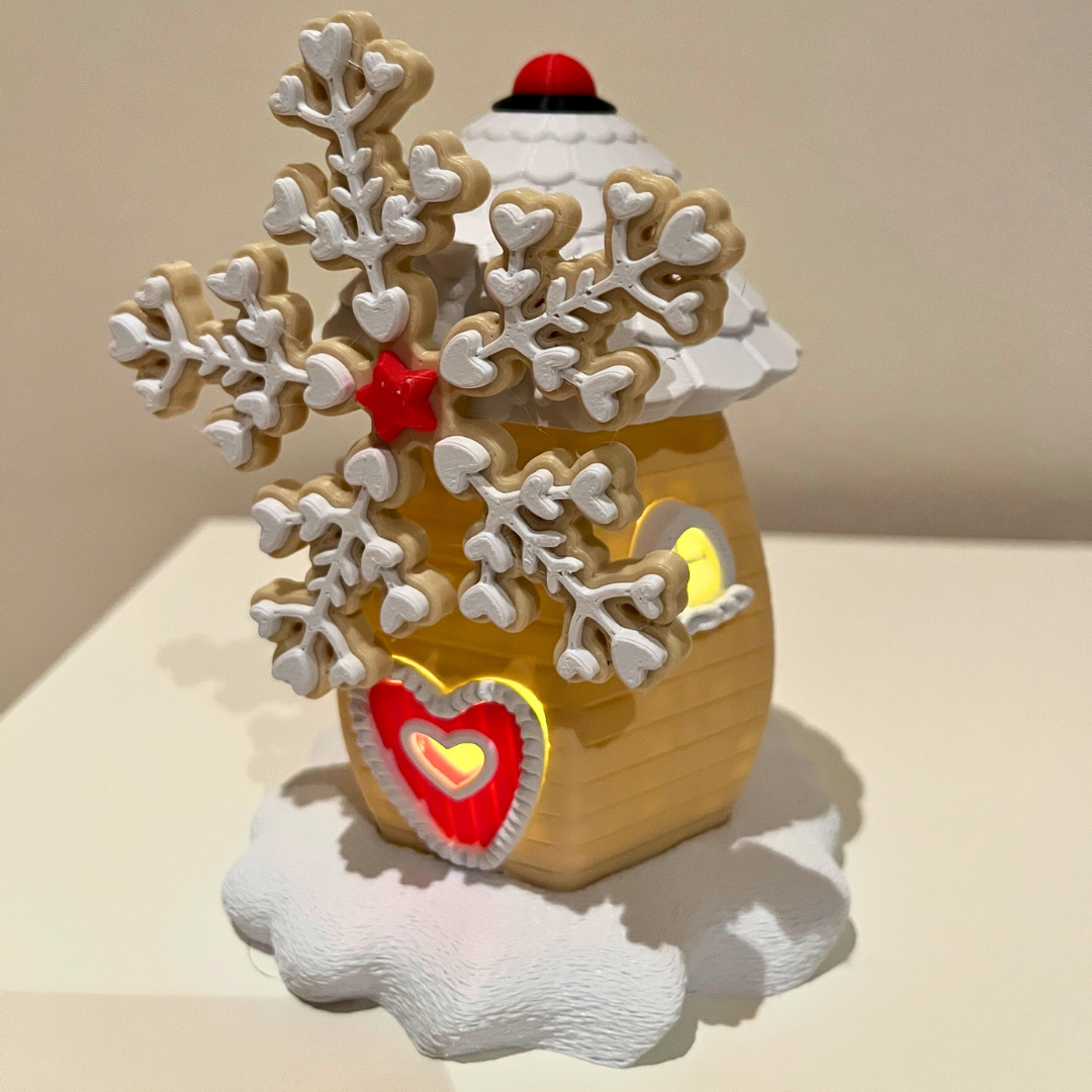 Mini-Lebkuchen-Windmühle mit cremefarbenen Flügeln und rotem Herzfenster, festliche Dekofigur von Zauberwerk