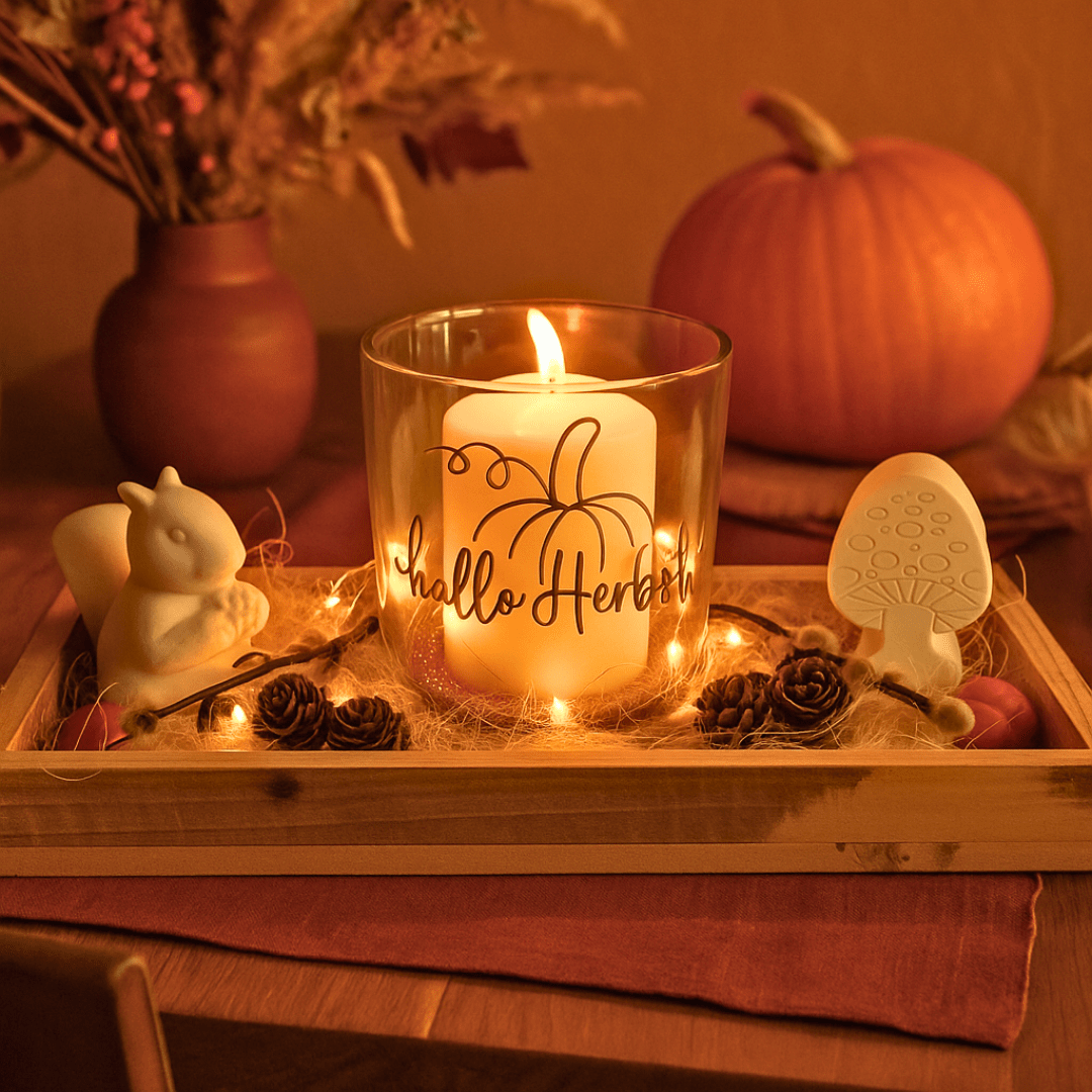Herbstliches Deko - Set mit LED - Lichterkette – Holztablett, Glas & Kerze - Zauberwerk