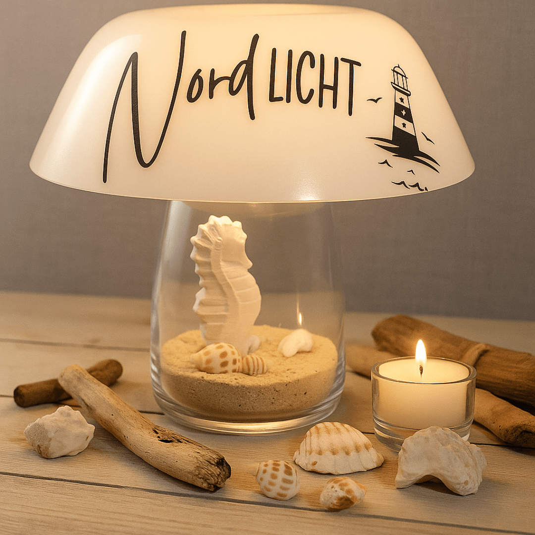 Nordlicht Tischlampe mit Seepferdchen und Muscheln – Handgegossen aus Glas und Keramik - Zauberwerk