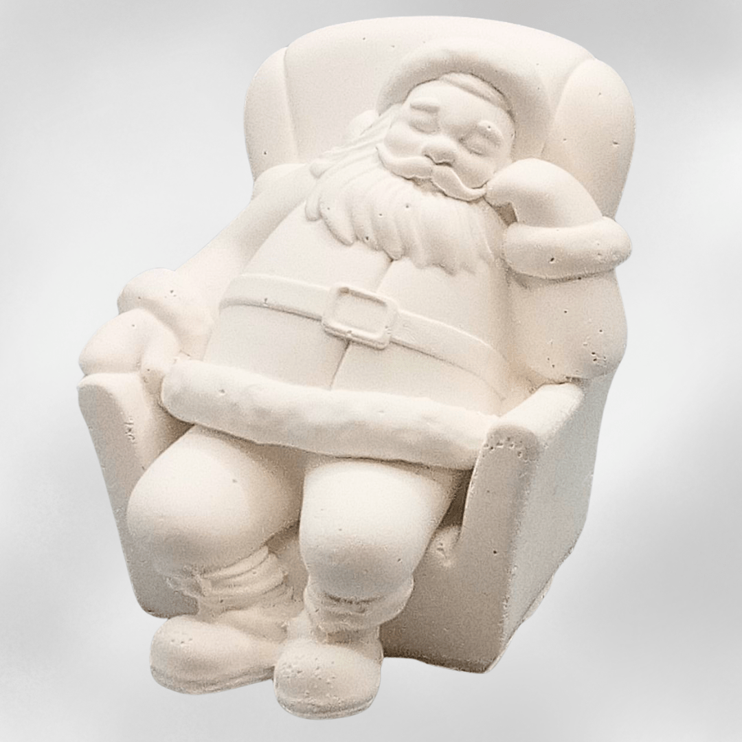 Weihnachtsmann im Sessel – Dekofigur aus Keraflott | Weihnachtsdeko & Geschenkidee - Zauberwerk