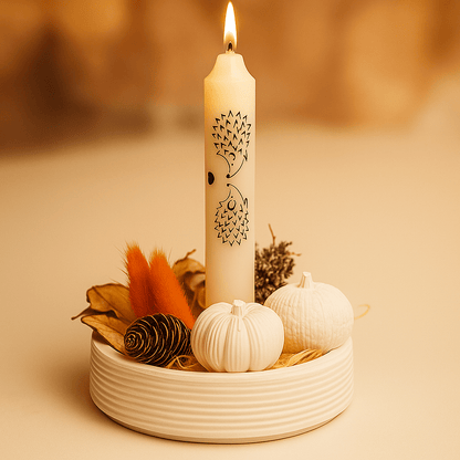 Herbstliche Kerzendeko mit Igel - Motiv und weißen Kürbissen - Zauberwerk