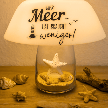 Tischlampe Wer Meer hat braucht weniger – Handgefertigte Lampe aus Glas und Keramik mit maritimer Deko - Zauberwerk
