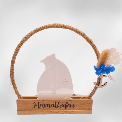 Deko - Aufsteller Heimathafen – Segelboot im Tau - Kreis aus Holz und Keramik mit Anker und Trockenblumen - Zauberwerk