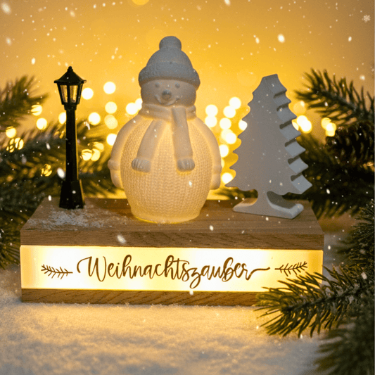 Leuchtdeko Weihnachtszauber mit Schneemann, Baum und Laterne | Handgemachte Winterdeko aus Holz und Keraflott - Zauberwerk