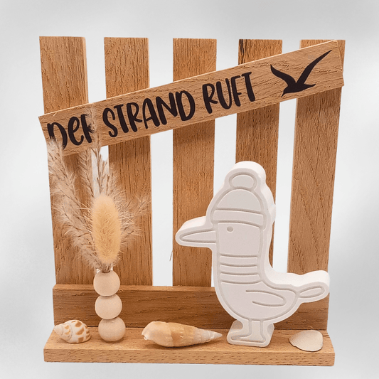 Deko - Aufsteller Der Strand ruft – Maritimer Aufsteller aus Holz und Keramik mit Möwe und Trockenblumen - Zauberwerk