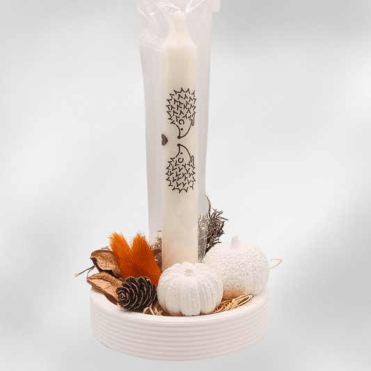 Herbstliche Kerzendeko mit Igel - Motiv und weißen Kürbissen - Zauberwerk