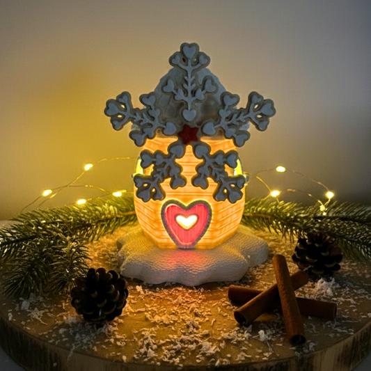 Kleine Lebkuchen-Windmühle mit Herzfenster und warmem Licht, Mini-Weihnachtsdeko auf weißem Untergrund