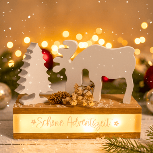 Leuchtdeko „Schöne Adventszeit“ mit Elch und Tannenbaum | Handgefertigte Winterdeko aus Holz und Keraflott - Zauberwerk