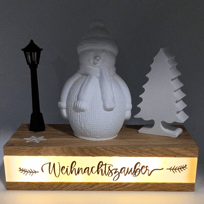 Leuchtdeko Weihnachtszauber mit Schneemann, Baum und Laterne | Handgemachte Winterdeko aus Holz und Keraflott - Zauberwerk