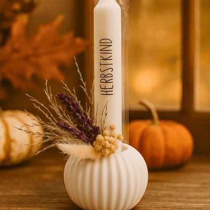 Stabkerze Herbstkind im runden Keramikhalter mit Trockenblumen – Herbstdeko - Zauberwerk
