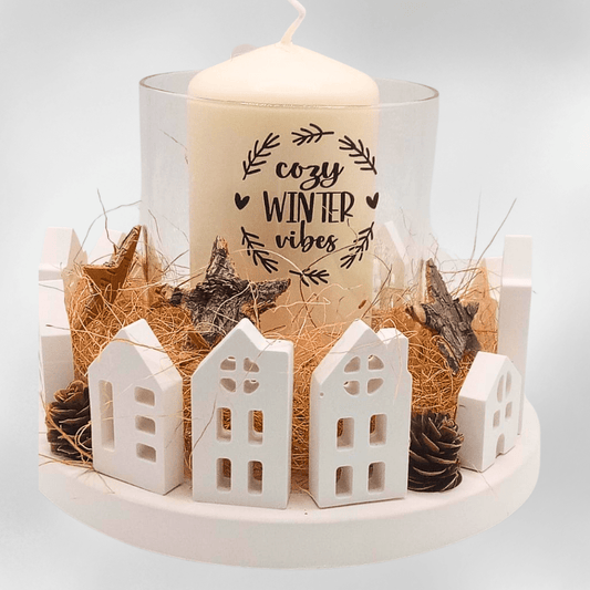 Winterlichterdorf „Cozy Winter Vibes“ – Windlicht mit Häuschen und Kerze - Zauberwerk