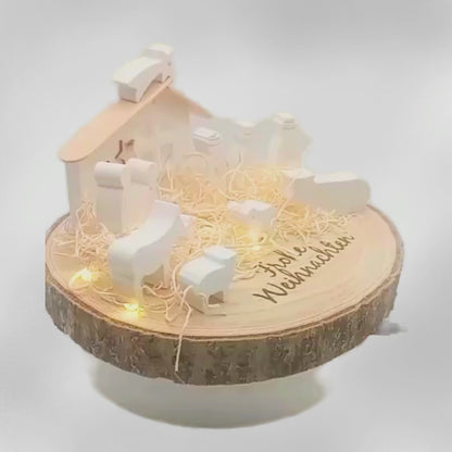 Detailansicht Mini-Krippe mit „Frohe Weihnachten“-Gravur
