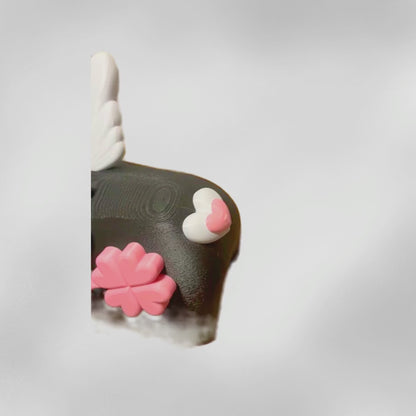 Handgemachtes Sparschwein aus 3D-Druck in Schwarz mit weißen Flügeln – nachhaltige Geschenkidee von Zauberwerk, Onlineshop aus Haiger im Lahn-Dill-Kreis.