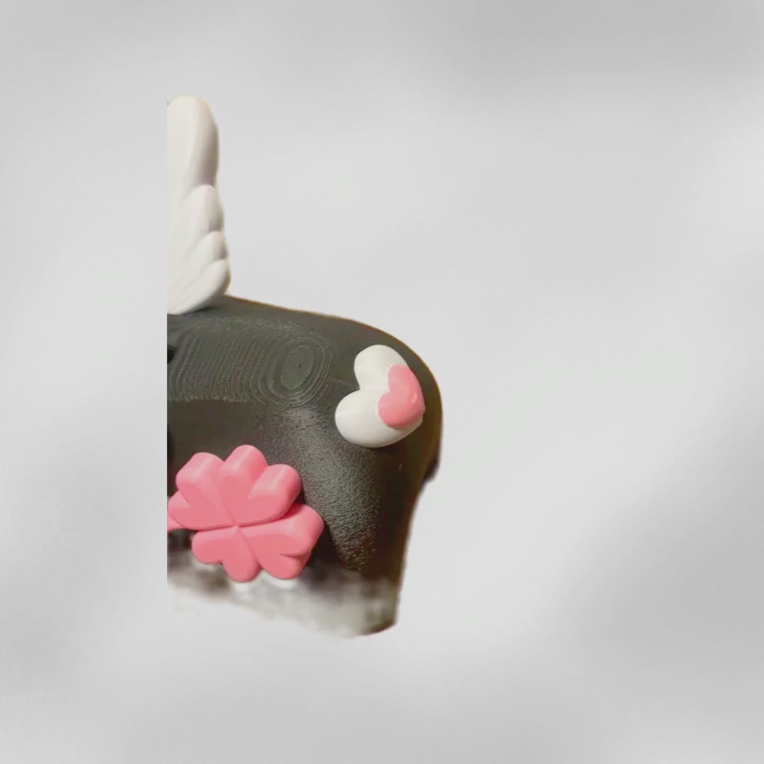 Handgemachtes Sparschwein aus 3D-Druck in Schwarz mit weißen Flügeln – nachhaltige Geschenkidee von Zauberwerk, Onlineshop aus Haiger im Lahn-Dill-Kreis.
