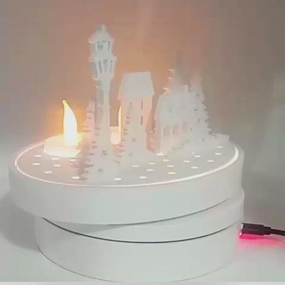 Detailaufnahme: Häuser und Bäume der weißen Weihnachtslandschaft mit Licht